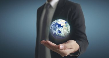 Küre , insan elinde toprak. Nasa tarafından sağlanan Dünya görüntüsü