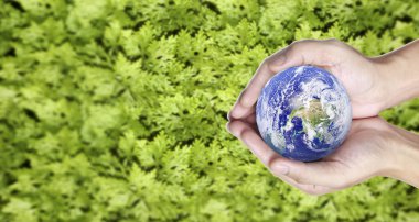 Küre , insan elinde toprak. Nasa tarafından sağlanan Dünya görüntüsü