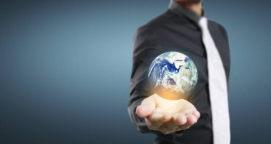 Küre , insan elinde toprak. Nasa tarafından sağlanan Dünya görüntüsü