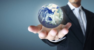 Dünya, insan elinde, gezegenimizi parıl parıl tutuyor. Dünya resmi Nasa tarafından sağlandı