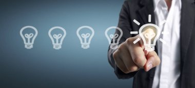 Eller düğme ekran arayüzüne dokunuyor küresel bağlantı müşteri ağ veri alışverişi