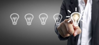 Eller düğme ekran arayüzüne dokunuyor küresel bağlantı müşteri ağ veri alışverişi