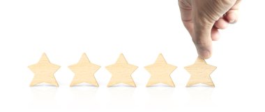 Yıldız başına beşlik bir artışın eli. Müşteri deneyimlerine verilen en iyi iş hizmetleri derecelendirme konsepti.