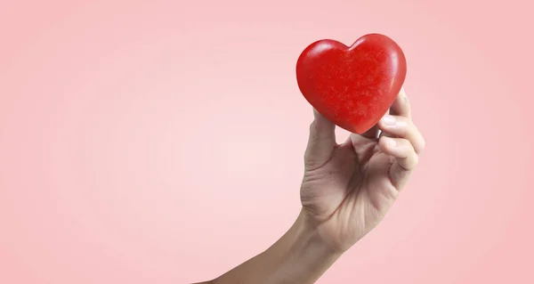 Kırmızı Bir Kalbi Tutan Eller Kalp Sağlığı Bağış Kavramları — Stok fotoğraf