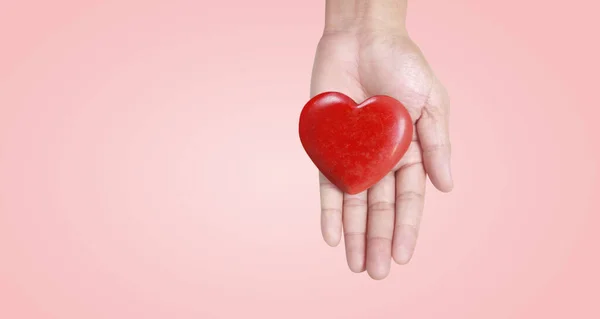手牵着红心 心脏健康 和捐赠概念 — 图库照片
