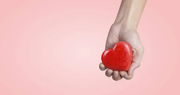 Руки Держат Красное Сердце Здоровье Сердца Концепции Пожертвований — стоковое фото