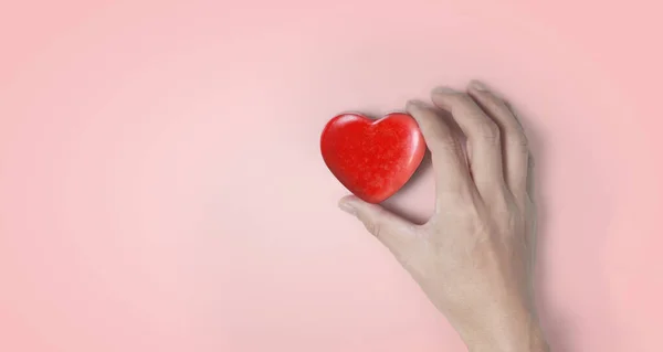 Mani Con Cuore Rosso Salute Del Cuore Concetti Donazione — Foto Stock