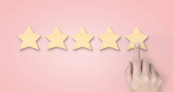 5つ星の形を高める手 最高の優れたビジネスサービスは 顧客体験のコンセプトを評価 — ストック写真