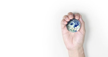 Dünya, insan elinde, gezegenimizi parıl parıl tutuyor. Dünya resmi Nasa tarafından sağlandı