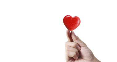 Kırmızı bir kalbi tutan eller. Kalp sağlığı. ve bağış kavramları