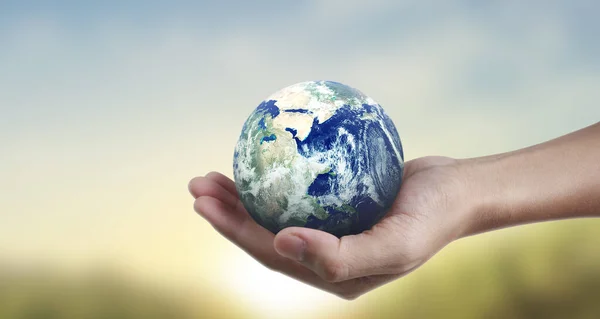 Globe Země Lidské Ruce Drží Naši Planetu Zářící Obrázek Země — Stock fotografie