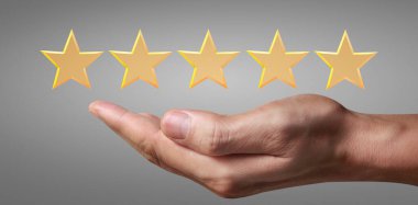 Yükselen beş yıldızın yükselen eline dokunmak. Değerlendirme ve sınıflandırma kavramını arttır