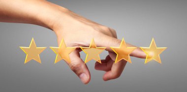 Yükselen beş yıldızın yükselen eline dokunmak. Değerlendirme ve sınıflandırma kavramını arttır