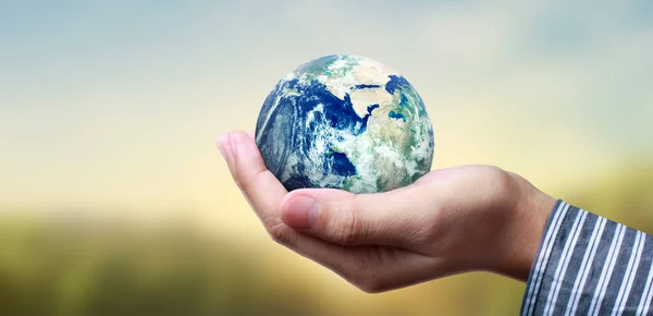 Globo Terra Mão Humana Segurando Nosso Planeta Brilhando Imagem Terra — Fotografia de Stock