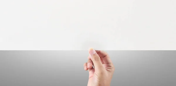 Feche Uma Mão Segurando Papel Branco Para Papel Carta — Fotografia de Stock