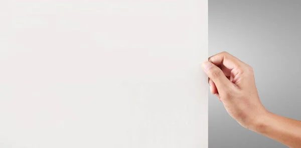 Schließen Sie Eine Hand Hält Papier Leer Für Briefpapier — Stockfoto