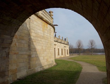Bir görünümü ile kemer kalenin bir park ve bir göl ile bir parçası üzerine.
