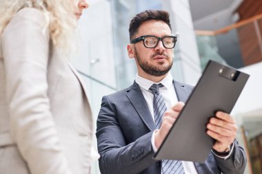 Başarılı iş kadın meslektaşım toplantı odası Danışma toplantısı yaparken sonuçlar yakışıklı orta yaşlı Yöneticisi