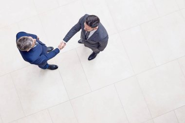 Doğrudan emin iş görünümünü ortak klasik uygun el müzakereleri, iç ofis lobinin arka plan üzerinde başarılı tamamlanmasından sonra