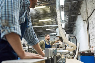 Yan görünüm portre fabrikasında çalışmaya tulum giyen iki adamın çalışma modern makineleri alışveriş, alanı Kopyala