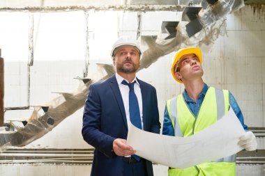 İşadamı inşaat sitesinde