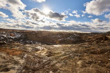 Güneş ışığı altında geniş açı çekim endüstriyel mineral araştırma sitesi, kir parça ve kazı işleri