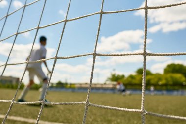 Genç kaleci kapı içinde kapı arkasından net çekim genç futbol takımları arasında maç sırasında ayakta portresi arkadan görünüm