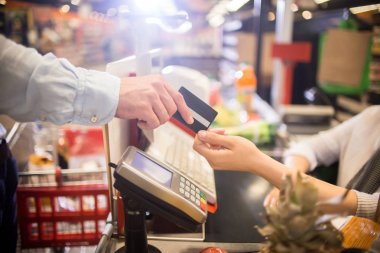 Kredi kartı teslim tanınmaz halde müşterinin banka markette terminal üzerinden ödeme kasiyer yan Görünümü Kapat