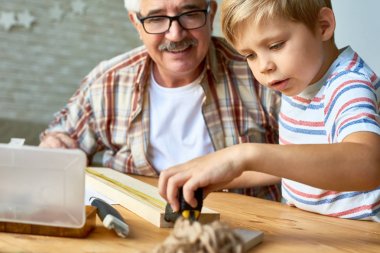 Adam ve küçük çocuk ahşap yapım modelleri birlikte çalışma masası oturma ve tahta ölçme portre eski