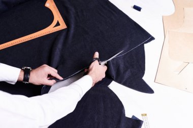 Bu desen elbise yapma kumaş kesim erkek yüksek açı closeup terziler tablo farklı araçları ile eller