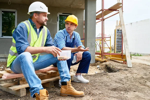 Twee Werknemers Dragen Van Beschermende Helmen Pauze Van Het Werk — Stockfoto