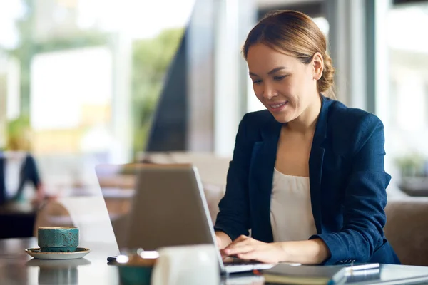 Sonriente Joven Gerente Que Trabaja Proyecto Prometedor Con Ayuda Computadora — Foto de Stock