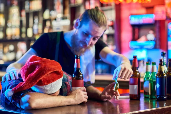 Portrait Homme Ivre Portant Chapeau Père Noël Allongé Sur Comptoir — Photo