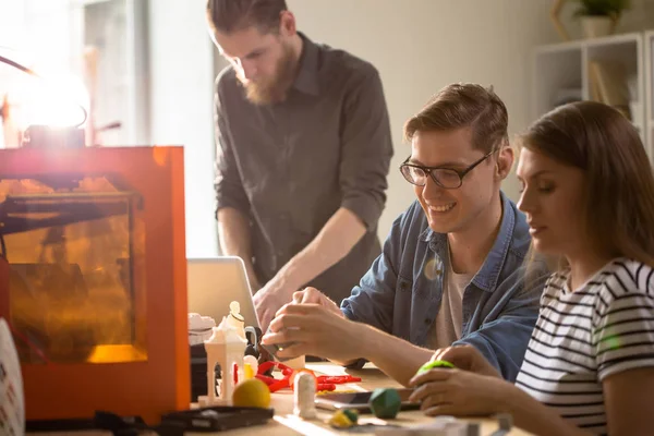 Porträt Dreier Kreativer Junger Leute Die Spaß Der Arbeit Mit — Stockfoto