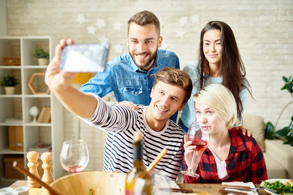 Πορτρέτο Του Happy Φίλοι Λήψη Selfie Στο Τραπέζι Ενώ Για — Φωτογραφία Αρχείου