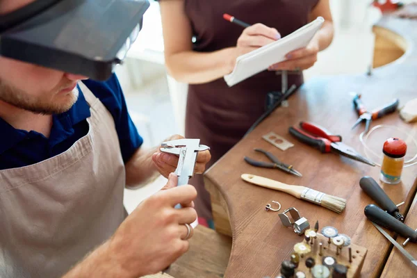 Porträtt Ung Man Mäta Ring Verkstad — Stockfoto