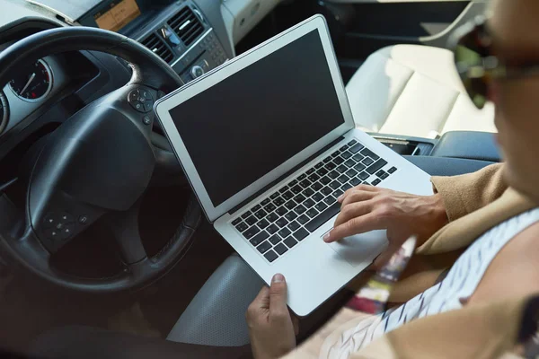 Fecho Ângulo Alto Homem Sucesso Irreconhecível Usando Laptop Sentado Dentro — Fotografia de Stock