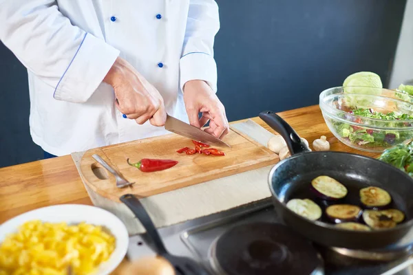 Primo Piano Chef Irriconoscibile Che Lavora Cucina Tagliando Peperoni Rossi — Foto Stock