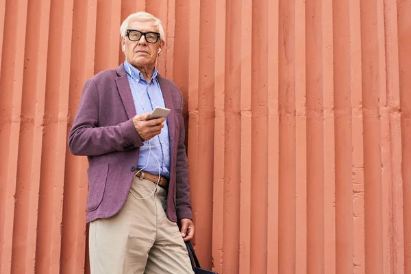 Retrato Homem Sênior Moda Segurando Smartphone Posando Livre Lado Parede — Fotografia de Stock