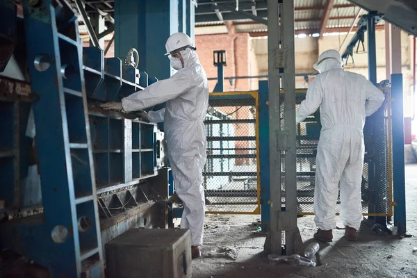 Full Längd Två Arbetare Bär Biohazard Kostym Och Hardhats Som — Stockfoto