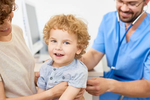 Ritratto Adorabile Bambino Riccio Seduto Sulle Ginocchia Delle Madri Nello — Foto Stock