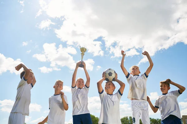 Portret Chłopców Piłce Nożnej Junior Doping Szczęśliwie Skoki Gospodarstwa Trofeum — Zdjęcie stockowe