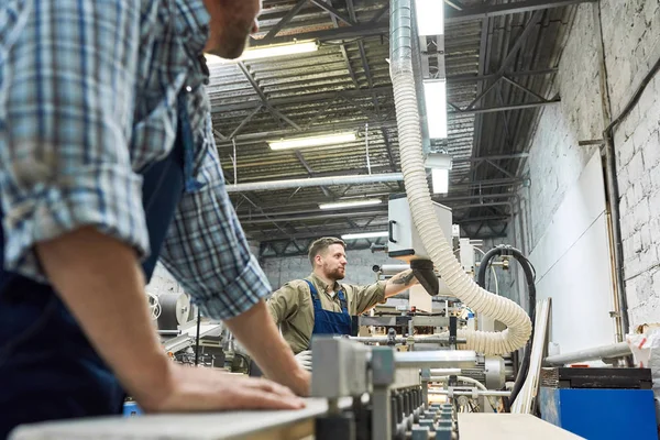 Side View Porträtt Två Män Bär Overaller Arbetar Fabriken Handla — Stockfoto