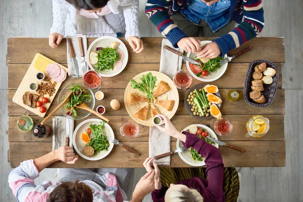 Vista Superior Quatro Pessoas Comendo Comida Deliciosa Mesa Jantar Festiva — Fotografia de Stock