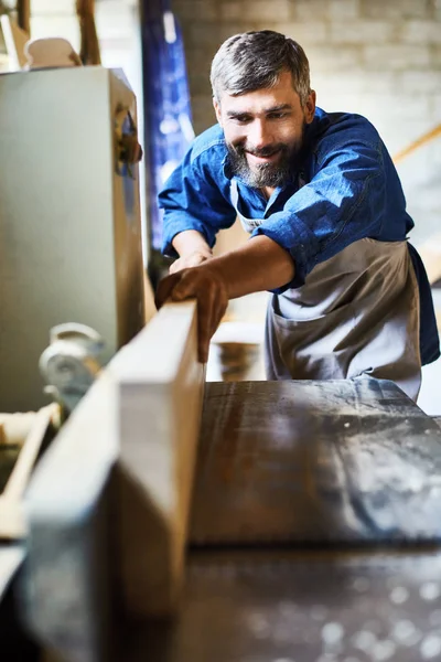 Retrato Carpinteiro Barbudo Qualificado Sorrindo Alegremente Enquanto Trabalhava Com Madeira — Fotografia de Stock