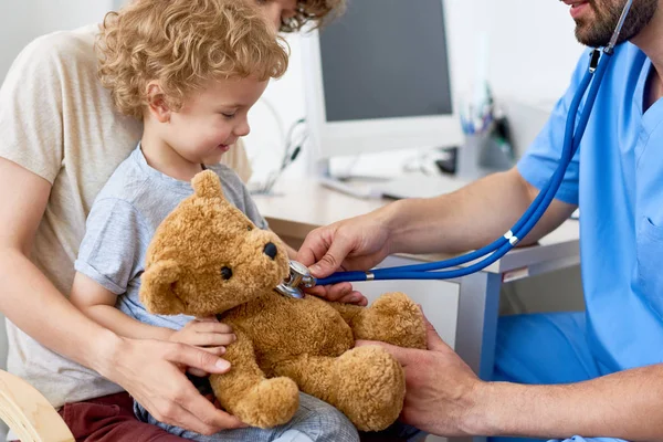 Portret Van Schattige Krullend Kind Zit Moeders Schoot Artsenbureau Teddy — Stockfoto