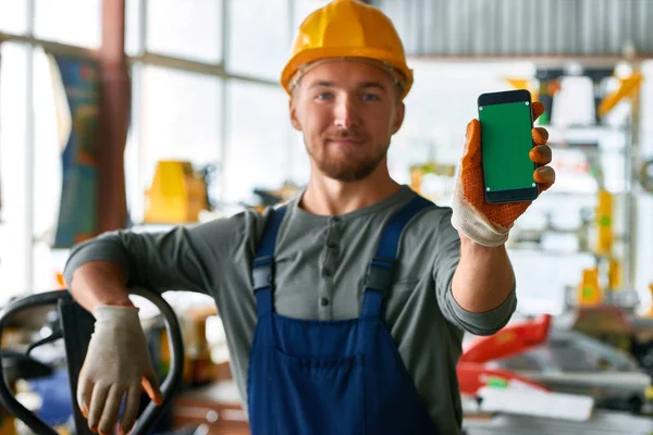 Porträtt Glada Unga Arbetare Bär Hardhat Poserar Tittar Kameran Och — Stockfoto