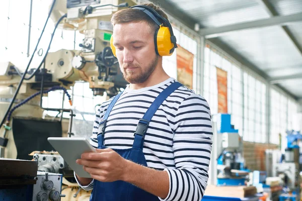 Ritratto Unità Macchine Operatrici Giovani Operai Fabbrica Moderna Utilizzando Tablet — Foto Stock