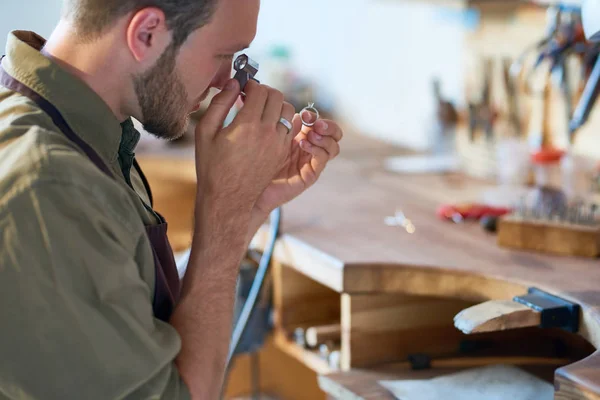 Side View Porträtt Juvelerare Inspektera Diamantring Genom Förstoringsglas Verkstad — Stockfoto