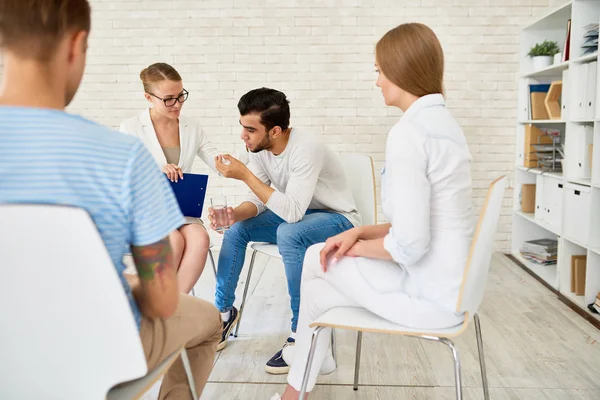 Retrato Joven Llorando Grupo Apoyo Compartiendo Problemas Con Una Psiquiatra — Foto de Stock